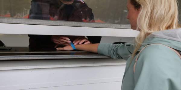 Pass sanitaire - Les restaurateurs de La Haye lancent un bracelet