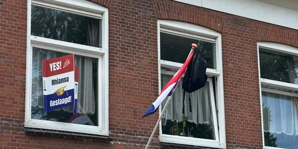 Sac à dos sur drapeau : une belle tradition scolaire !