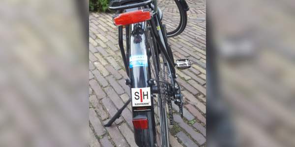 Autocollant "SH" à l'arrière d'un vélo