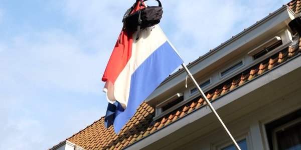 Un sac à dos sur un drapeau